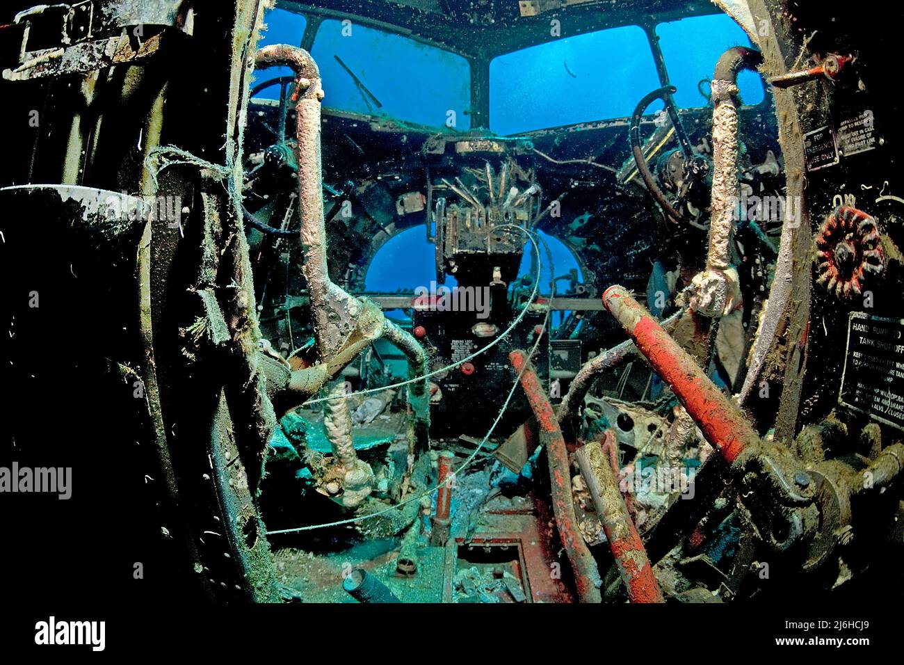 Cockpit di Douglas C-47, Dakota, Airfreighter, aereo di trasporto, versione militare del DC-3, è stato sommerso per subacquei, Bodrum, Turchia Foto Stock