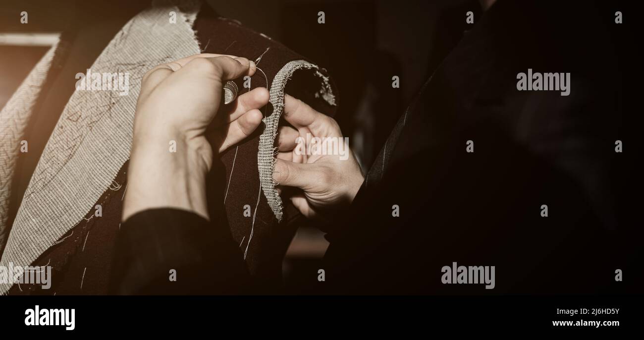 Su misura professionale per la creazione di abiti personalizzati di alta qualità in atelier.Concept di moda, artigianale, artigianale di lusso Foto Stock