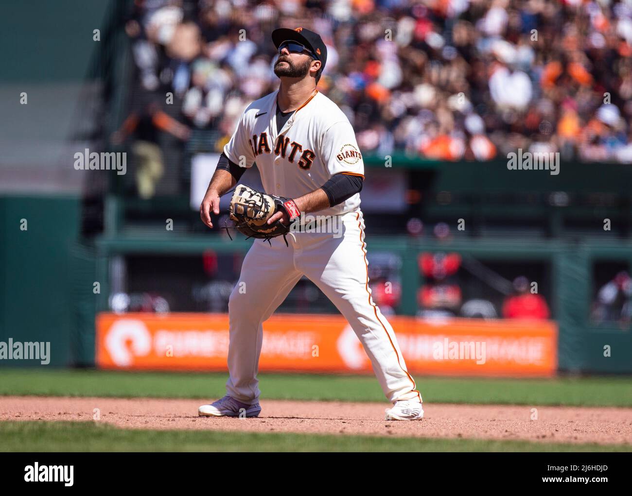 San Francisco, California, Stati Uniti. Maggio 01 2022 San Francisco CA, U.S.A. San Francisco primo baseman Mike Ford guarda su una palla pop durante la partita MLB tra i Washington Nationals e i San Francisco Giants. Thurman James/CSM Credit: CAL Sport Media/Alamy Live News, i cittadini hanno vinto 11-5 anni all'Oracle Park San Francisco Calif Foto Stock
