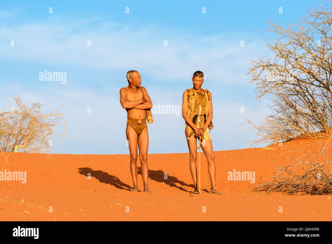 I Boscimani di San (Saan), cacciatori-raccoglitori indigeni semi-nomadi, hanno vissuto in Africa del Sud per 20.000 anni, deserto di Kalahari, Namibia, Africa Foto Stock