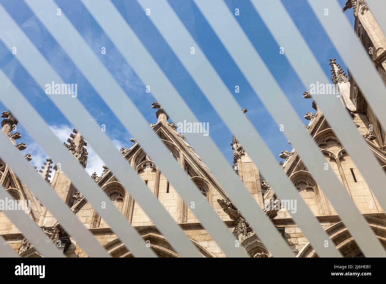 Eglise du Sablon a Bruxelles, visto attraverso il tetto smaltato e a strisce di un rifugio per autobus Foto Stock