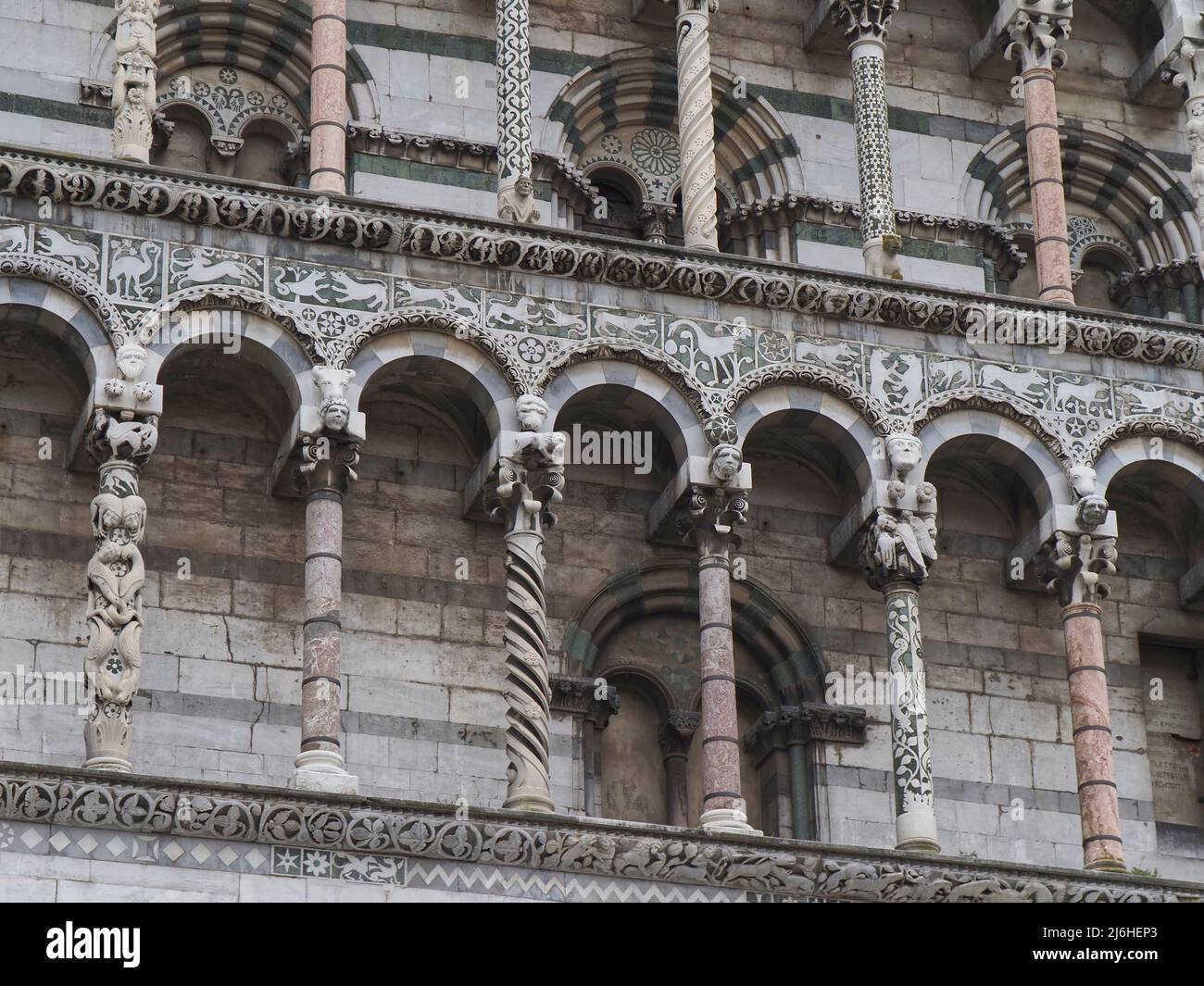 Particolare della facciata ornata intagliata di San Michele in Foro chiesa cattolica di basilica, Lucca, Toscana,Italia,Europa Foto Stock