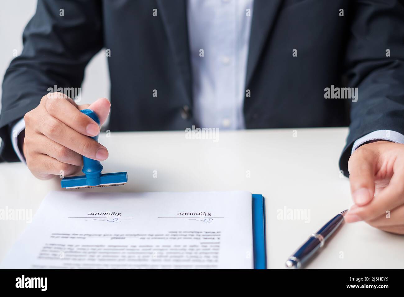 Timbro dell'uomo d'affari durante la firma del contratto document.Business contratto, approvazione, partnership, contratto di contratto e concetti di garanzia di qualità Foto Stock