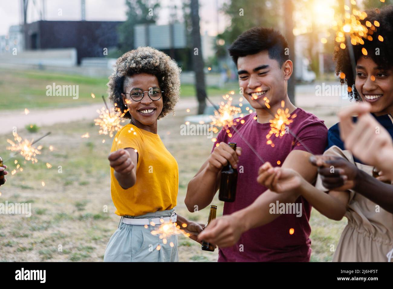 Amici giovani felici divertirsi nella festa estiva Foto Stock