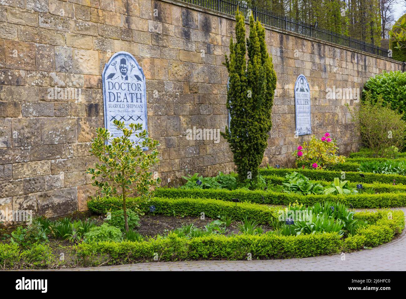 Dettagli del serial killer Dottor Death Harold Shipman nel giardino di veleno in Alnwick Gardens a Alnwick, Northumberland Regno Unito nel mese di aprile Foto Stock