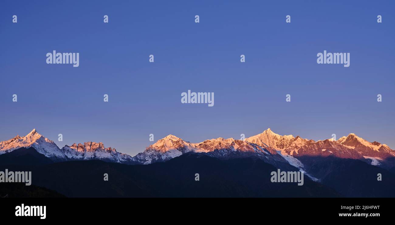 la catena montuosa dei meili innevati all'alba, yunnan, cina Foto Stock