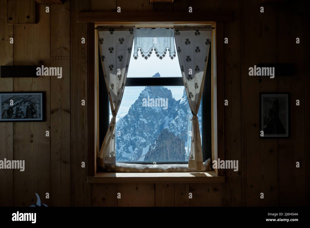 Il monte Aiguille Noir, parte del massiccio del Monte Bianco, visto dal nuovo hub di Torino. Foto Stock