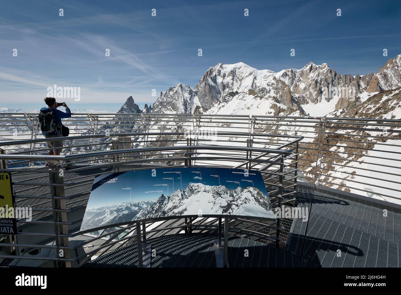 Vista sul massiccio del Monte Bianco dalla terrazza della stazione di Pointe Helbronner con (da sinistra) Aiguille Noire, Aiguille Blanche, Monte Bianco, Monte Maudit. Foto Stock