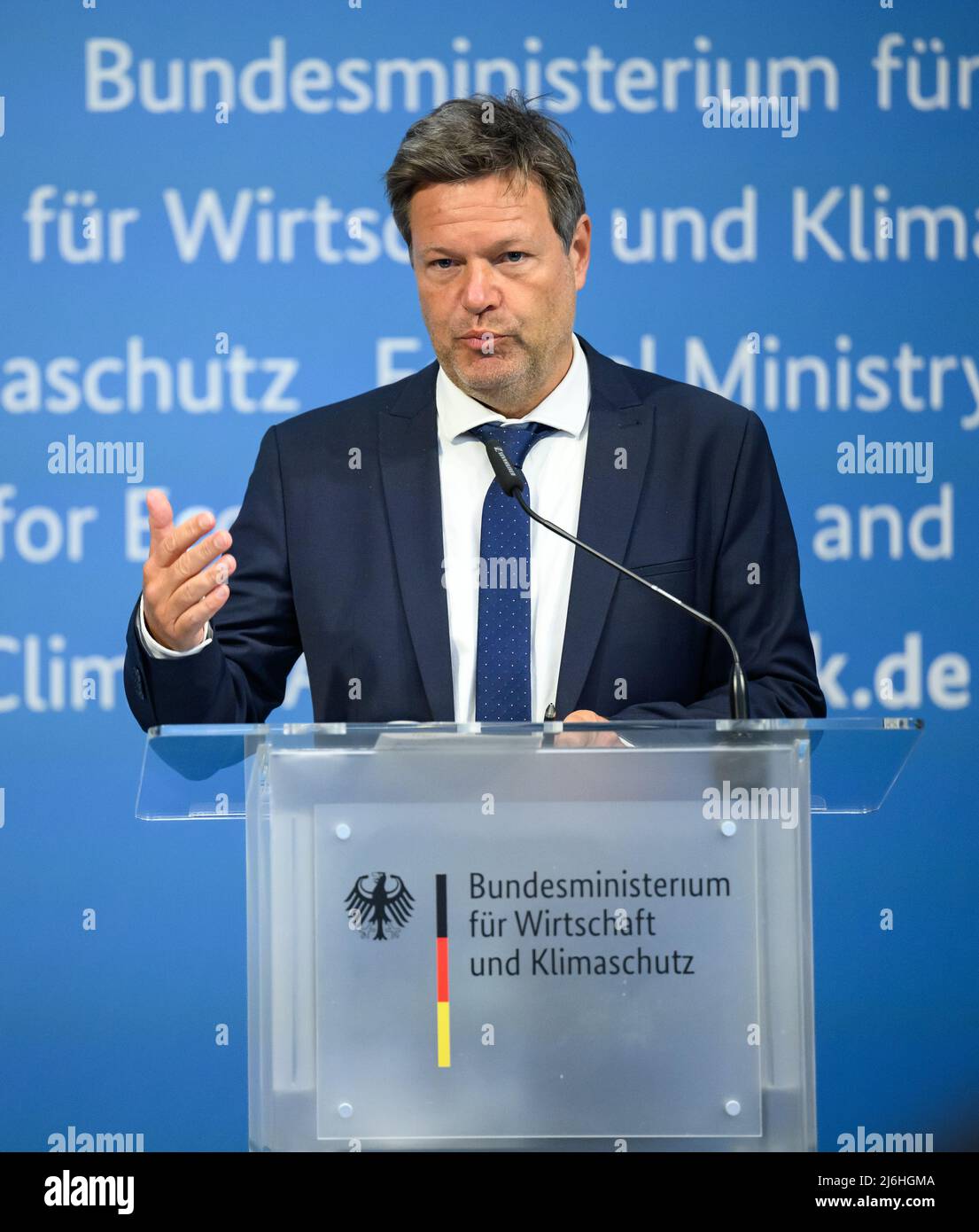 02 maggio 2022, Berlino: Robert Habeck (Bündnis 90/Die Grünen), Ministro federale dell'economia e della protezione del clima, interviene in una conferenza stampa presso il Ministero federale dell'economia e della protezione del clima a seguito di un incontro con associazioni di piccole e medie imprese. L'incontro ibrido si è incentrato sull'attuale situazione di guerra in Ucraina, nonché sulle sanzioni dell'UE e sull'impatto ad essa associato sul settore tedesco delle PMI. Foto: Bernd von Jutrczenka/dpa Foto Stock