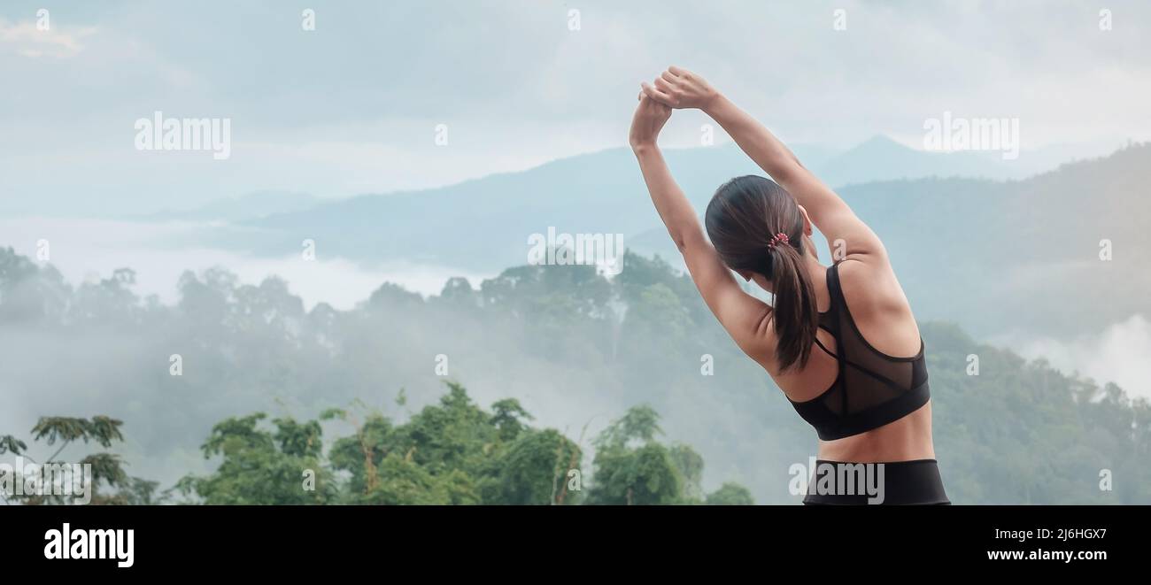 Atleta donna esercizio al mattino, giovane donna fitness stretching muscolo contro vista montagna, riscaldamento pronto per correre o jogging. Allenamento, wellbei Foto Stock