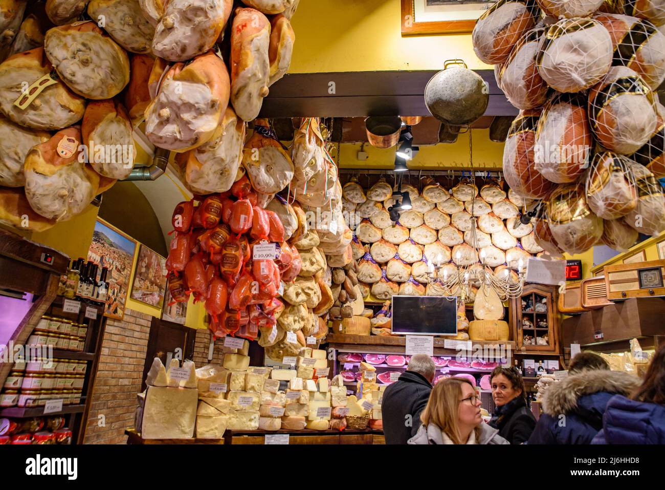 Negozio di formaggi e prosciutto a Bologna Foto Stock