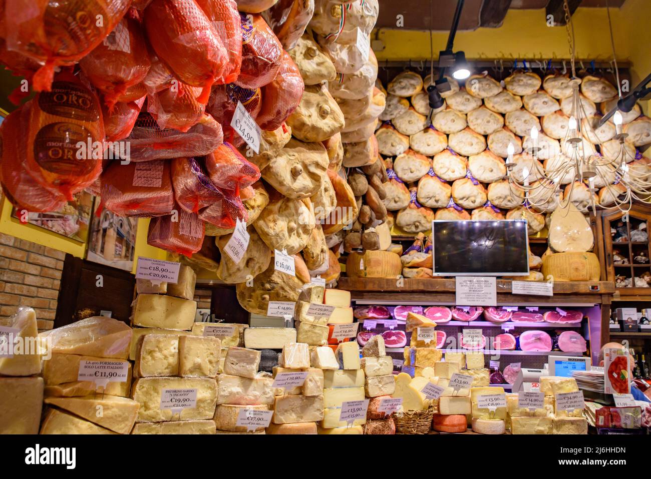 Negozio di formaggi e prosciutto a Bologna Foto Stock