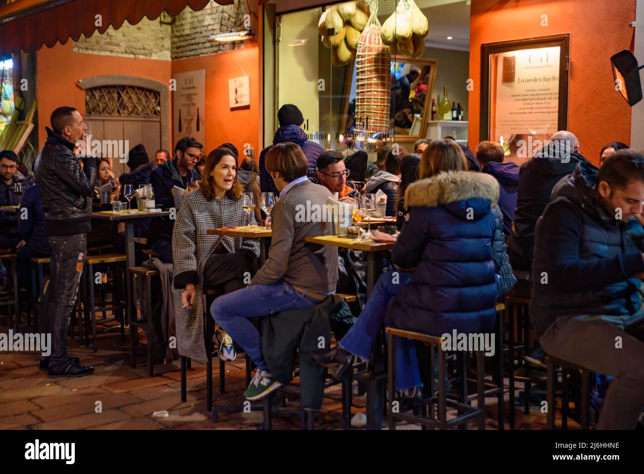 Persone che mangiano e bevono per strada a Bologna, Italia Foto Stock