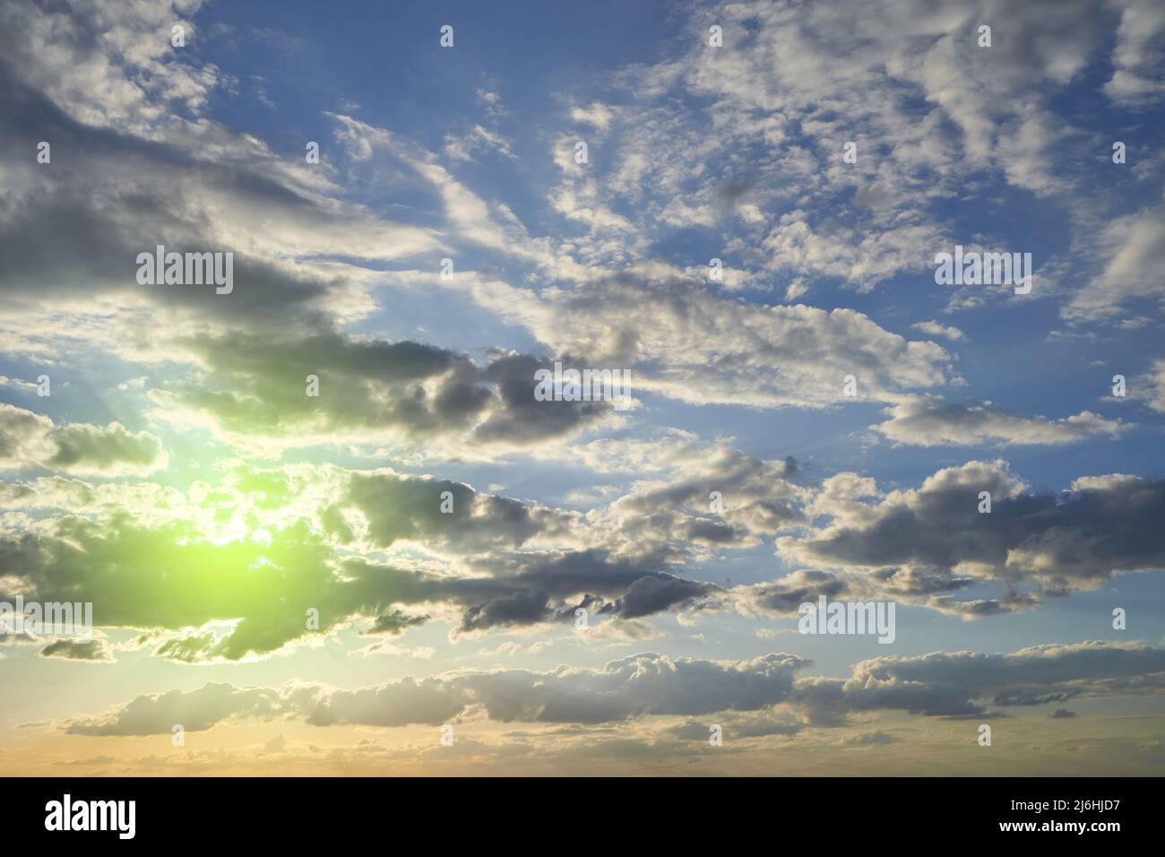 Cielo serale al tramonto con nuvole e cielo blu Foto Stock