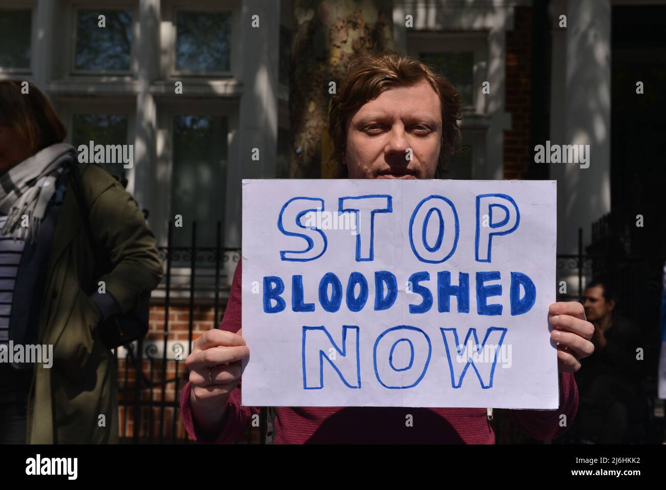 Il manifestante tiene la targa con lo slogan Stop Bloodshed Now durante il rally. I russi hanno protestato in solidarietà con il movimento anti-guerra russo e per il rilascio di prigionieri politici, di fronte all'ambasciata russa a Londra. Foto Stock