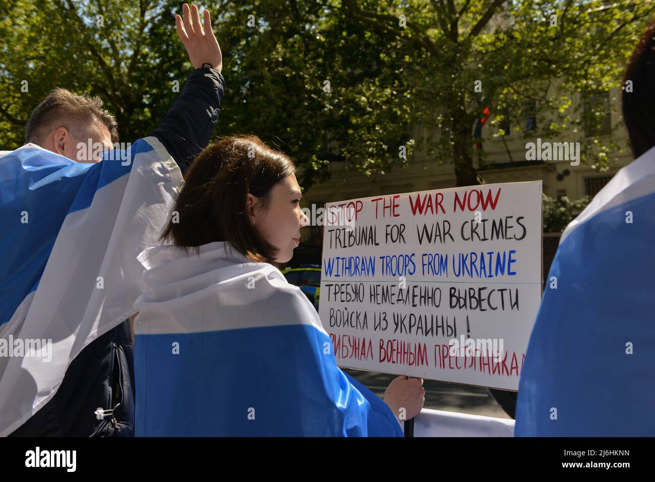 Il manifestante tiene una bandiera al rally. I russi hanno protestato in solidarietà con il movimento anti-guerra russo e per il rilascio di prigionieri politici, di fronte all'ambasciata russa a Londra. Foto Stock