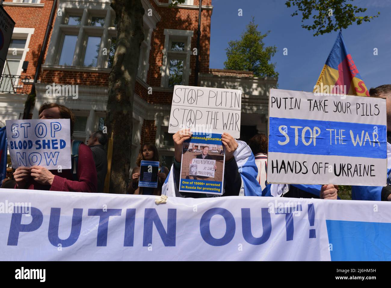 I manifestanti tengono dei cartelli al rally. I russi hanno protestato in solidarietà con il movimento anti-guerra russo e per il rilascio di prigionieri politici, di fronte all'ambasciata russa a Londra. Foto Stock