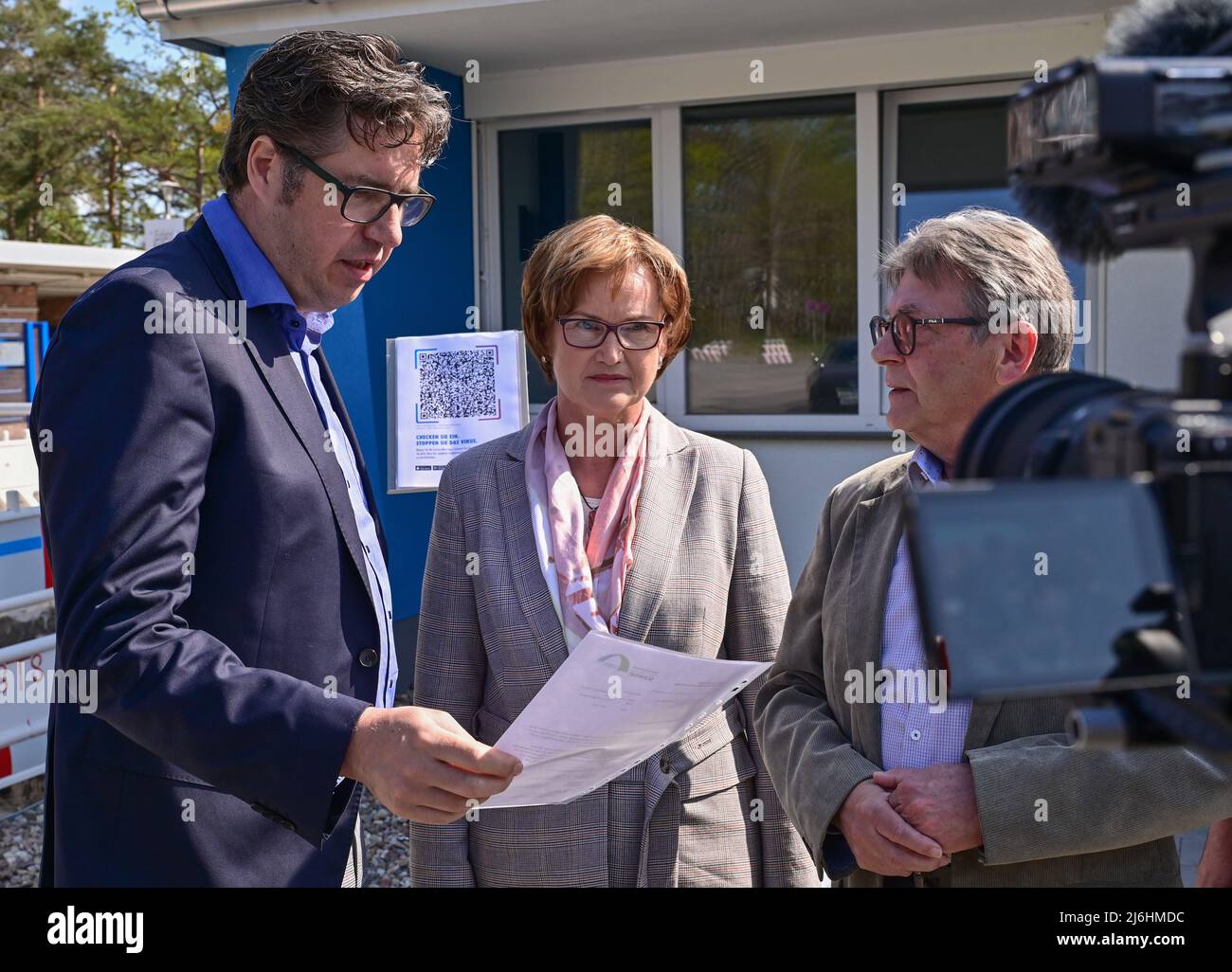 02 maggio 2022, Brandeburgo, Schwedt: Annekathrin Hoppe (SPD), sindaco della città di Schwedt, E Hans-Joachim Höppner (r, CDU), presidente del consiglio comunale, consegnano una lettera aperta sulla conservazione della raffineria di petrolio PCK a Michael Kellner (Bündnis 90/Die Grünen), segretario di stato parlamentare del Ministero federale dell'economia e della protezione del clima, all'inizio del tour della bioeconomia. Il Ministero federale tedesco dell'economia e della protezione del clima (BMWK) ha elaborato un atlante di regioni d'esempio della bioeconomia industriale, che sarà pubblicato alla fine di maggio. Per Brandeburgo Foto Stock