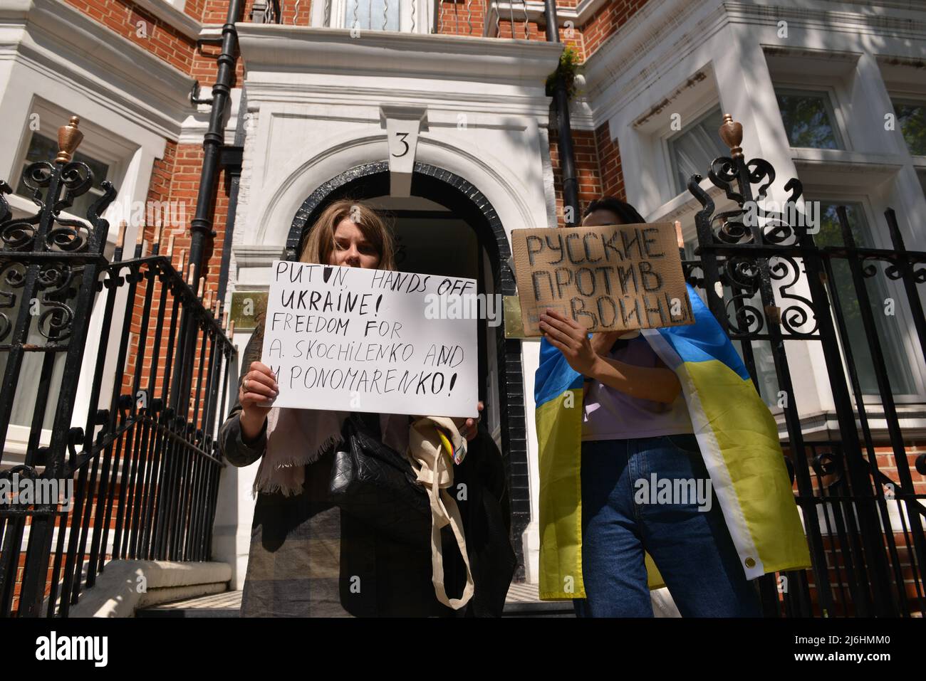 I manifestanti tengono dei cartelli al rally. I russi hanno protestato in solidarietà con il movimento anti-guerra russo e per il rilascio di prigionieri politici, di fronte all'ambasciata russa a Londra. Foto Stock