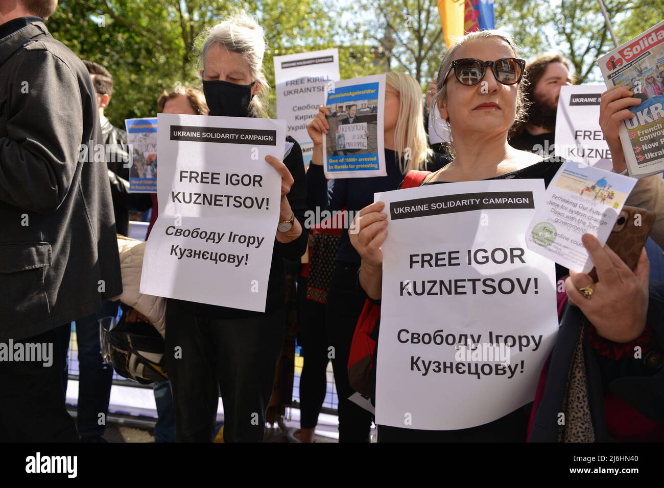 Il manifestante detiene la targhetta che recita Free Igor Kuznetsov. I russi hanno protestato in solidarietà con il movimento anti-guerra russo e per il rilascio di prigionieri politici, di fronte all'ambasciata russa a Londra. Foto Stock