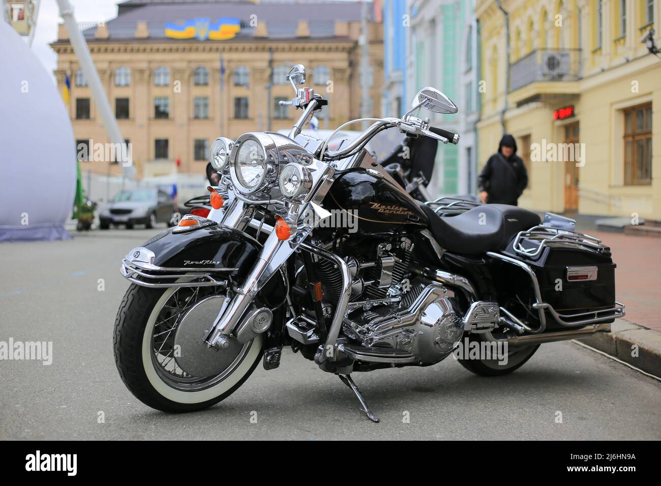 Moto Harley-Davidson Road King sulla strada Foto Stock