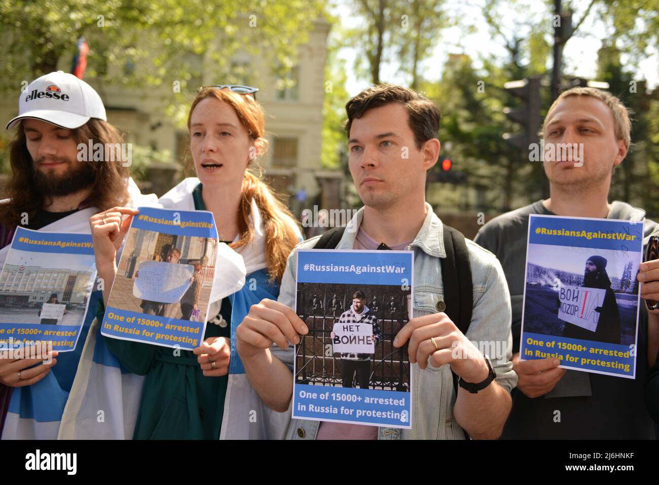 I russi hanno protestato in solidarietà con il movimento anti-guerra russo e per il rilascio di prigionieri politici, di fronte all'ambasciata russa a Londra. Foto Stock