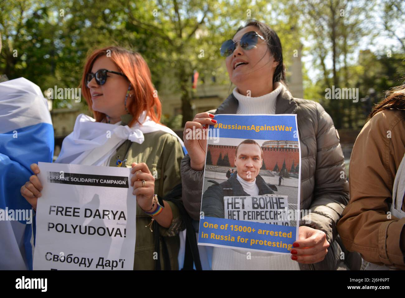 I manifestanti detengono cartelloni con nomi di prigionieri politici. I russi hanno protestato in solidarietà con il movimento anti-guerra russo e per il rilascio di prigionieri politici, di fronte all'ambasciata russa a Londra. Foto Stock