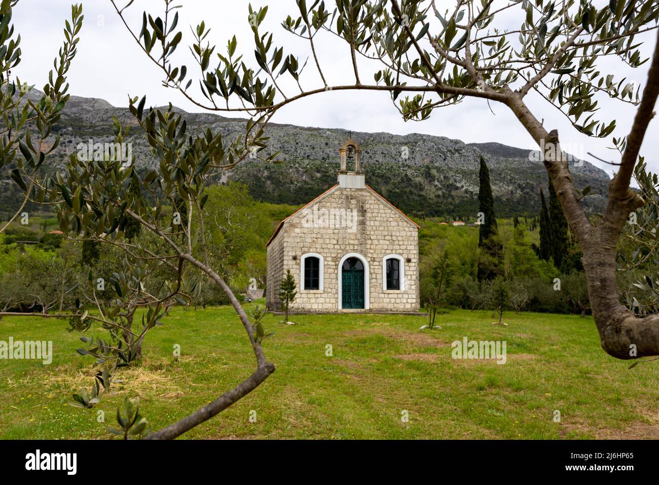 Vecchia chiesa in valle nei Balcani montagne. Foto Stock