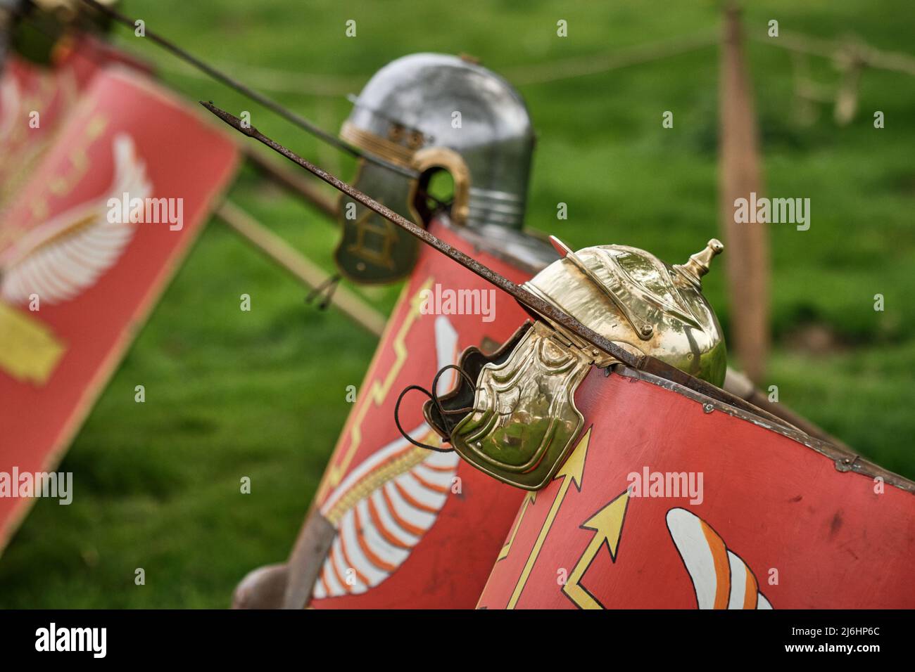 Armi romane del gruppo di rievocazione della Legione VIII Augusta a No Man's Land 2022, Bodrhyddddan Hall, Galles Foto Stock
