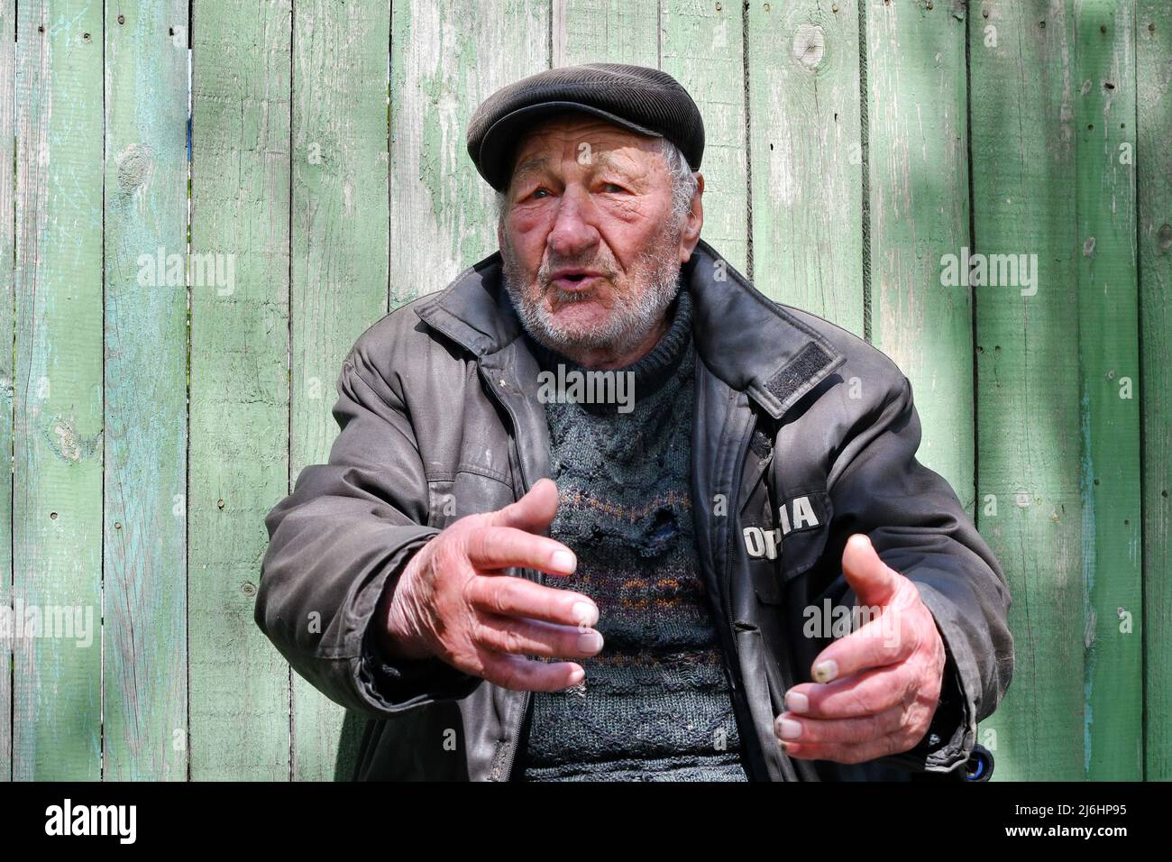 Andriy Sadovnik, 95 anni, dice di aver visto la seconda guerra mondiale e di non poter credere che vedrà la guerra nel ventunesimo secolo mentre si trova a sedere presso la sua casa privata nel centro di Sviatohirsk. Domenica sera (1 maggio), regionale Gov. Pavlo Kyrylenko ha riferito in un posto di telegramma che quattro civili sono stati uccisi e altri 11 sono stati feriti da shelling russo nella regione di Donetsk in Ucraina. Kyrylenko ha anche detto che era impossibile determinare il numero di vittime a Mariupol e nella città di Volnovakha, che è controllata da separatisti pro-russi. Foto Stock