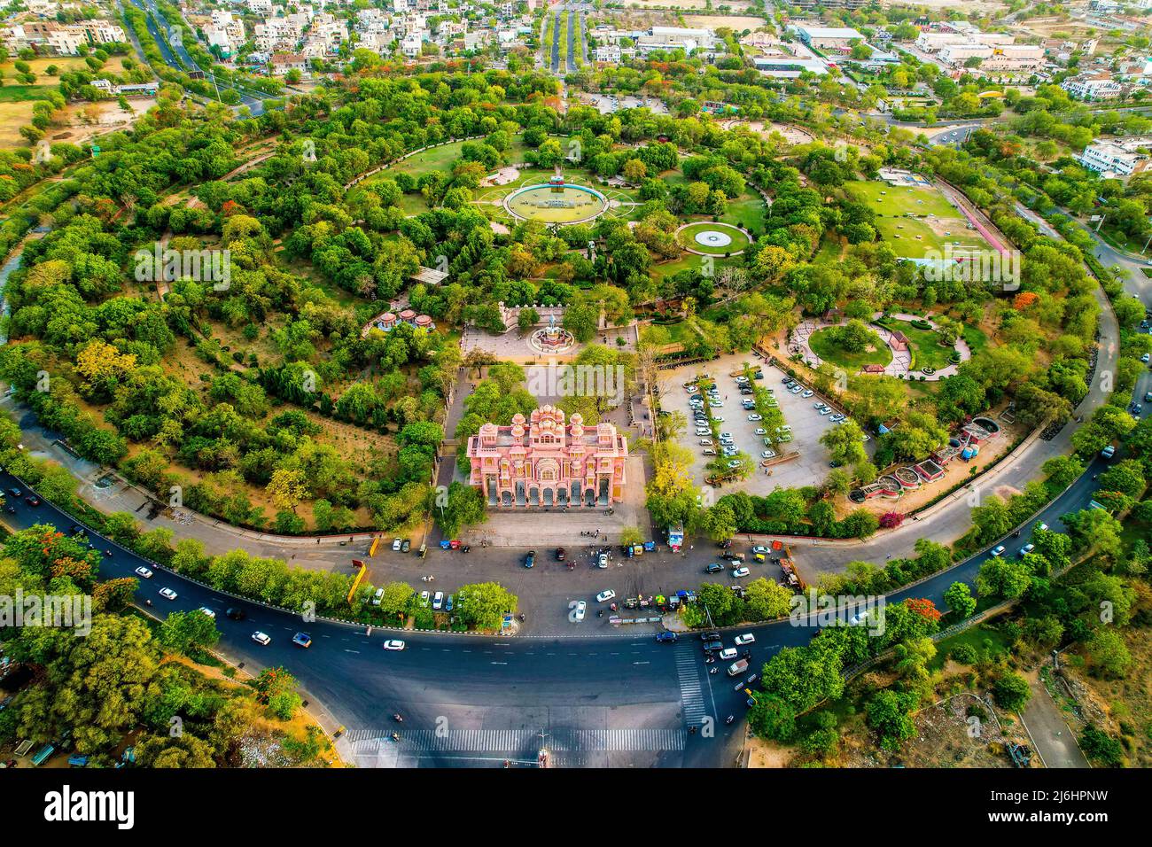 Immagine aerea/droni del famoso luogo turistico di Jaipur 'Patrika Gate'. Famoso per i suoi colori vivaci e circondato dalla natura. Foto Stock