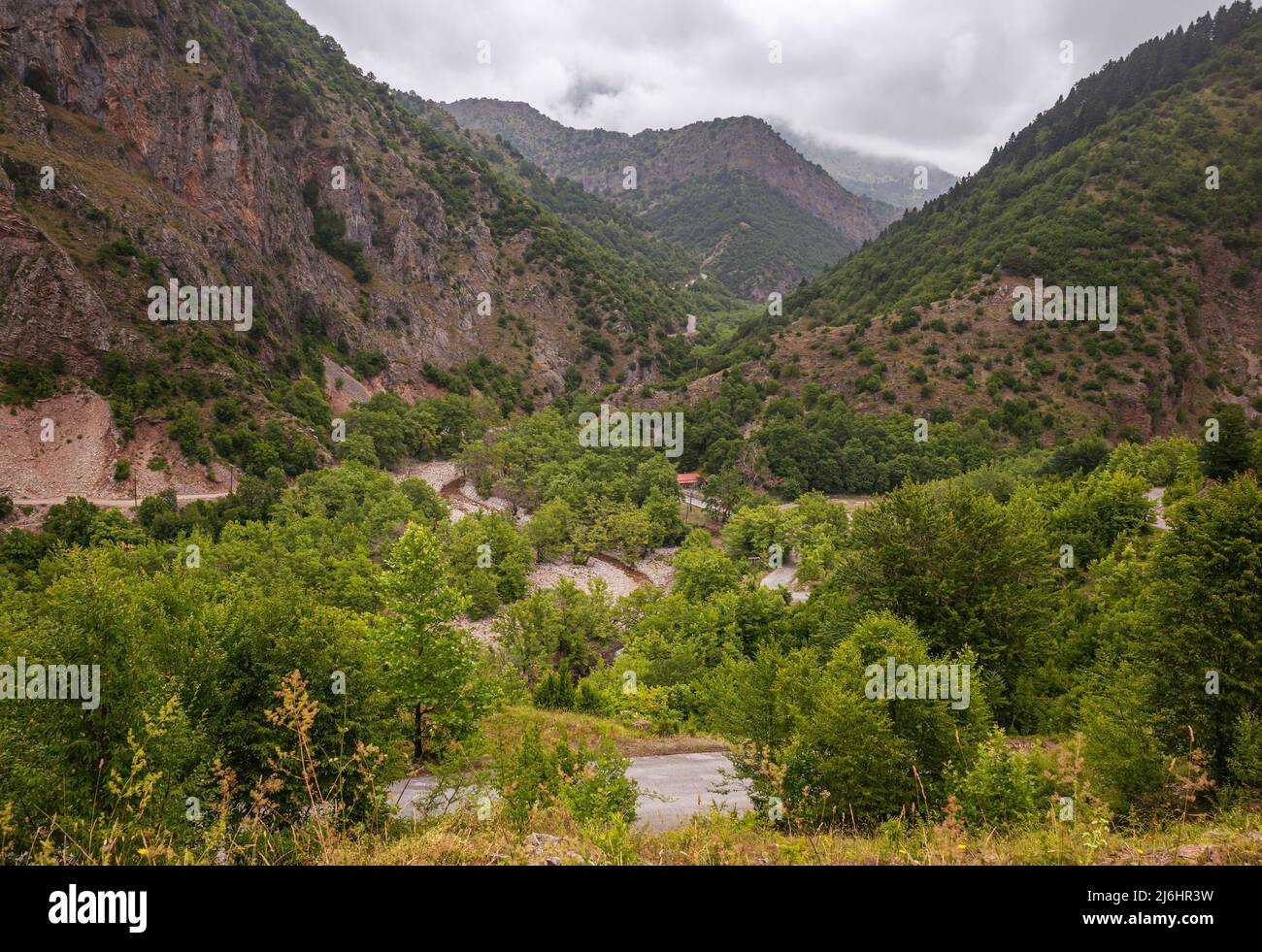 Strada stretta di montagna attraverso la gola nelle montagne della Grecia Foto Stock