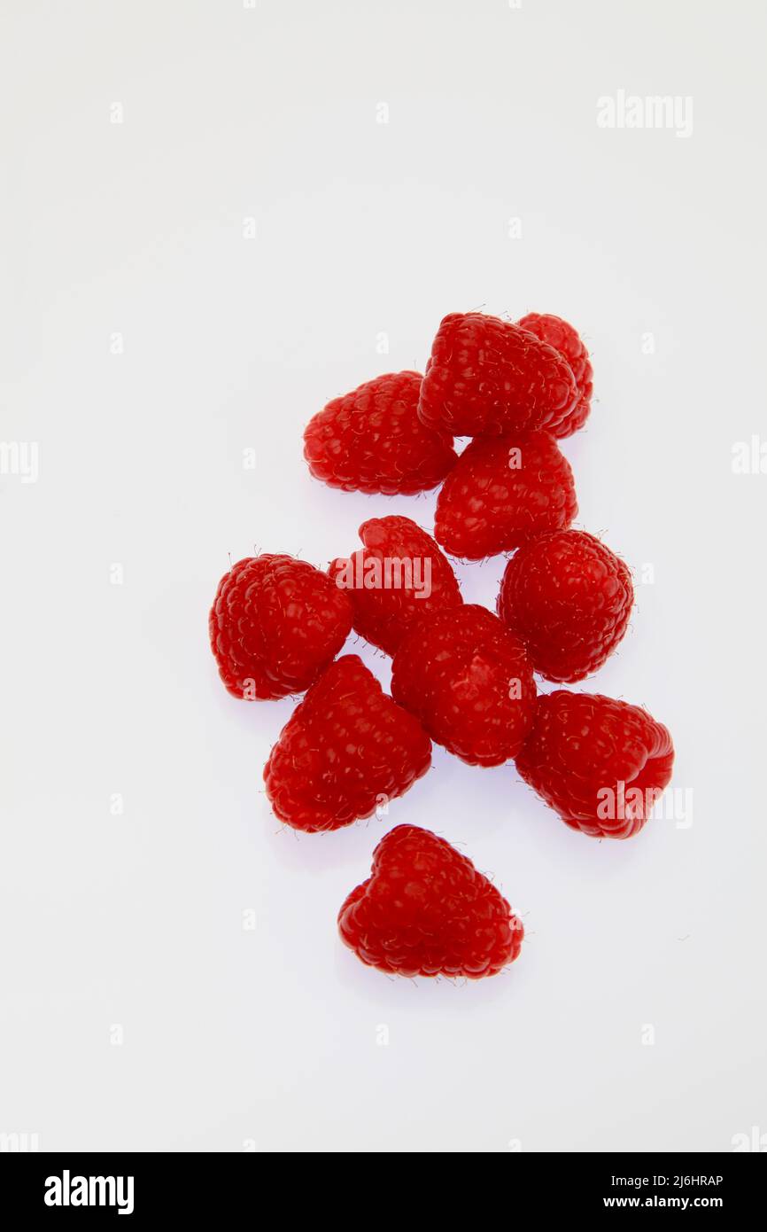 Lamponi su sfondo bianco Maggio 2022 Foto Stock
