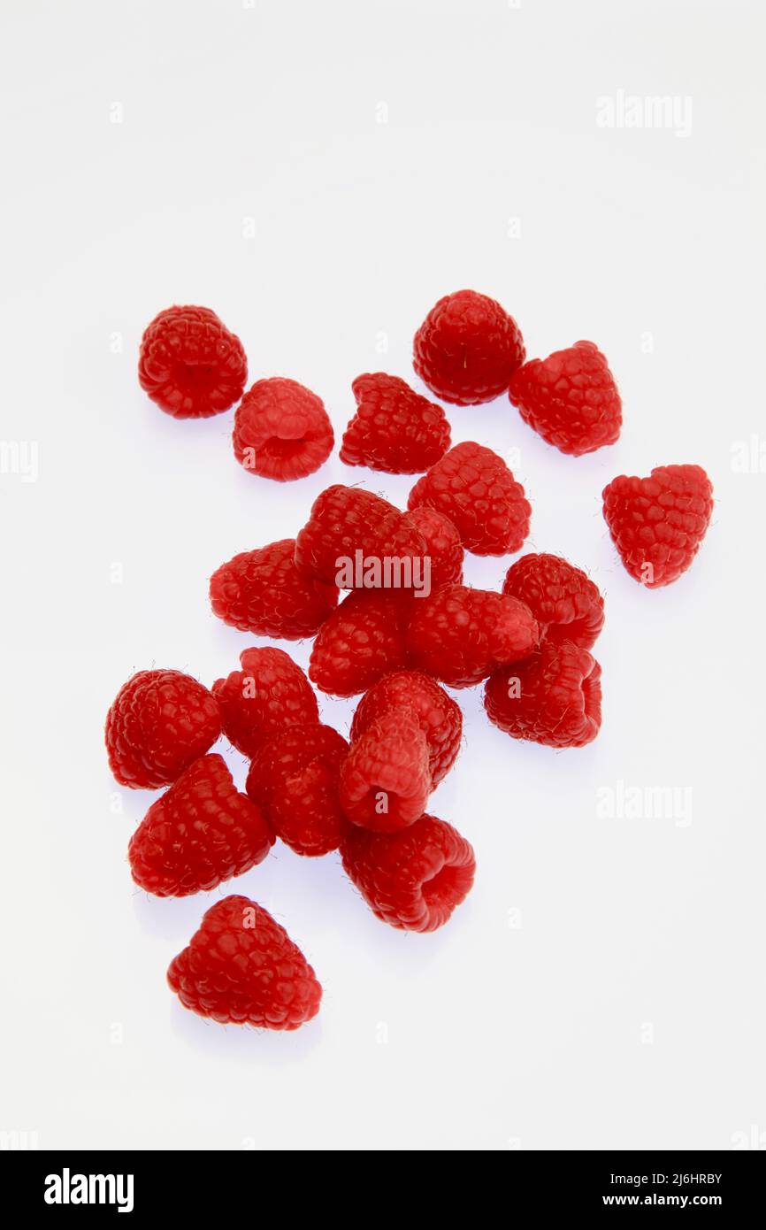 Lamponi su sfondo bianco Maggio 2022 Foto Stock