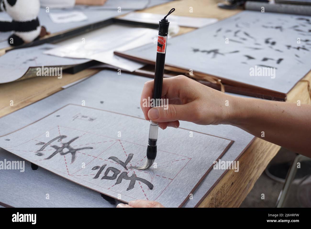 Shodo giapponese calligrafia pennello scrittura processo di apprendimento, studio di geroglifi Foto Stock