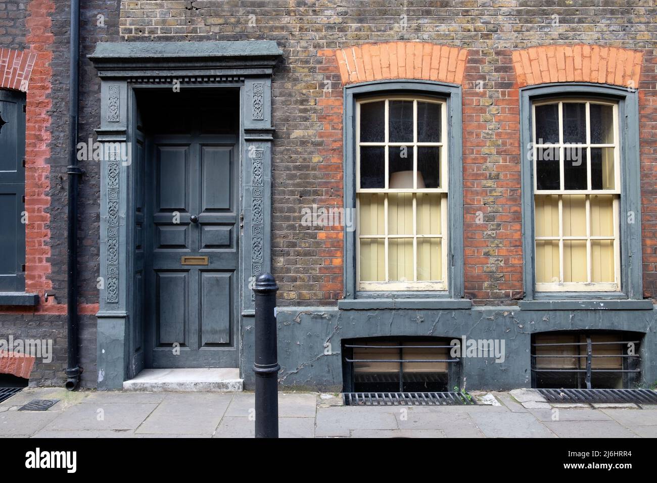 Porte finestre casa esterno in Spitalfields East London Inghilterra UK KATHY DEWITT Foto Stock