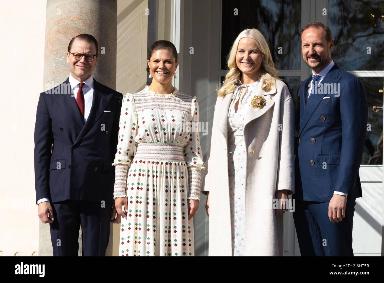 Il principe ereditario Haakon e la principessa ereditaria mette-Marit di Norvegia incontrano la principessa ereditaria Victoria e il principe Daniele di Svezia al castello di Haga Stoccolma, Svezia il 2 maggio 2022 durante la visita ufficiale in Svezia. Foto di Charlotte Brunzell/Stella Pictures/ABACAPRESS.COM Foto Stock