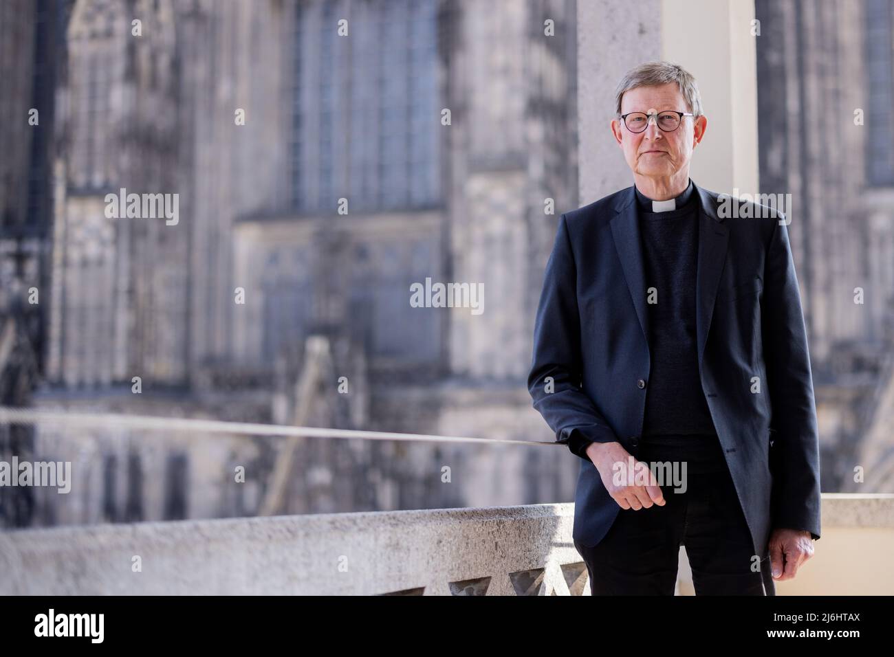 02 maggio 2022, Renania Settentrionale-Vestfalia, Colonia: Il Cardinale Rainer Maria Woelki, Arcivescovo di Colonia, sorge sul balcone del Domforum dopo una conferenza stampa - Cattedrale di Colonia sullo sfondo. Qui sono stati presentati i risultati dell Assemblea diocesana dell Arcidiocesi di Colonia sul Sinodo Mondiale. Sulla piattaforma digitale www.weltsynode.koeln, dal 1 febbraio al 18 marzo 2022, più di 1700 persone, di cui 324 gruppi, hanno scritto un totale di 5432 contributi e 1742 commenti. Così facendo, essi hanno risposto alla chiamata del Papa ad esprimere la propria opinione sul futuro della chiesa. Foto: ROL Foto Stock