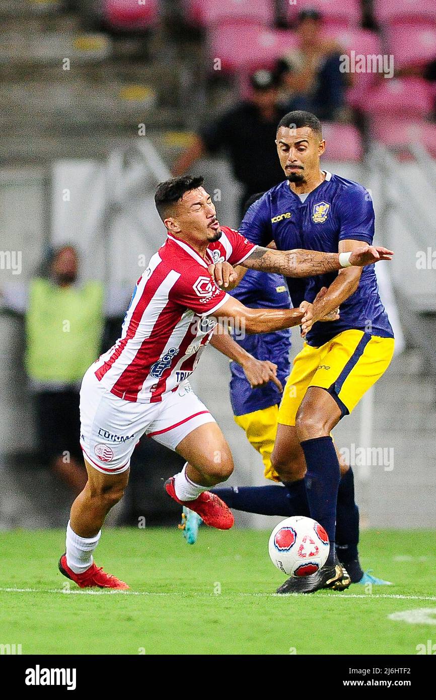 SÃO LOURENCO DA MATA, PE - 30.04.2022: RETRÔ X Náutico - difensivo centrocampista Richard Franco (Náutico - a sinistra) e difensore Guilherme Paraíba (Retrô) durante la partita tra Retrô X Náutico, valida per la finale del Campionato Pernambuco 2022, che si tiene presso l'Arena Pernambuco, a São Loureno da Mata (PE), questo sabato ( 30). (Foto: Ricardo Fernandes/Spia Photo/Fotoarena) Foto Stock