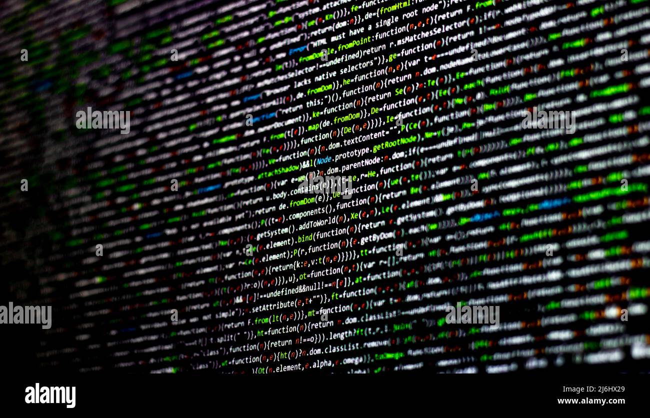 codici verdi o bianchi sullo schermo nero del computer. stile di vita degli sviluppatori web. lavorare per la tecnologia. codificare per creare siti web. mondo digitale. Foto Stock