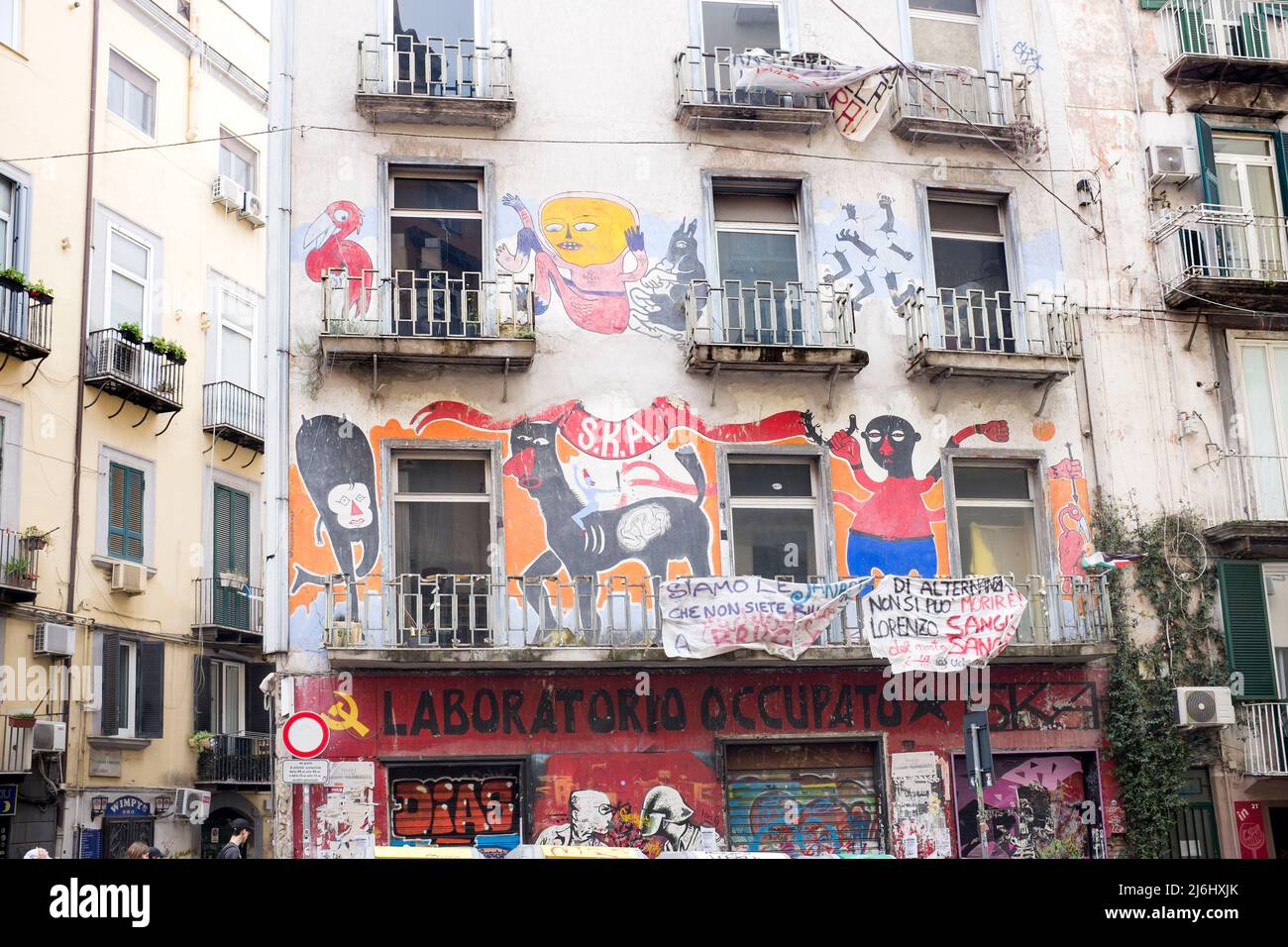 Proprietà occupata o Squat nel centro di Napoli Italia Foto Stock