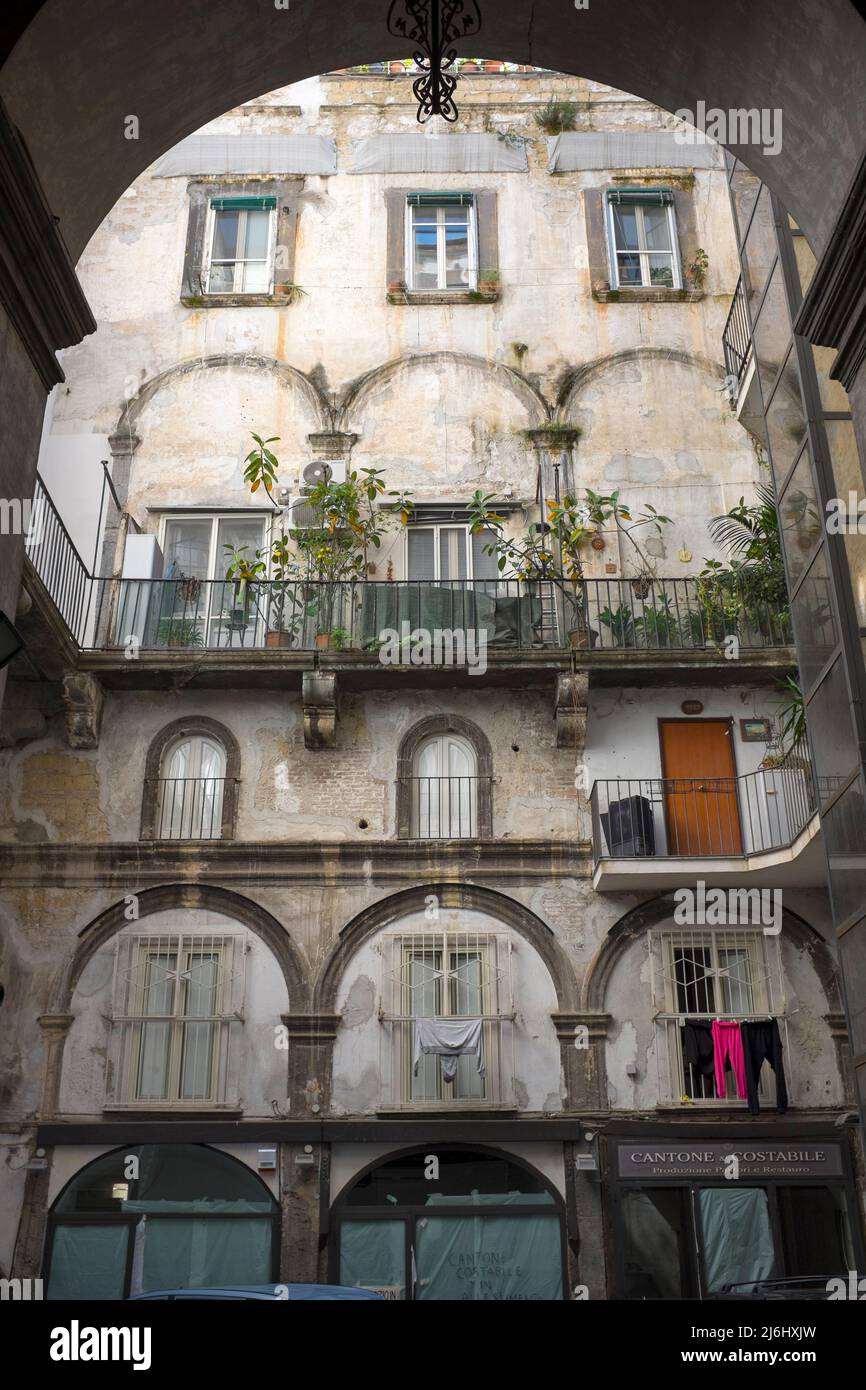 Cortile interno Spaccanapoli Napoli Foto Stock