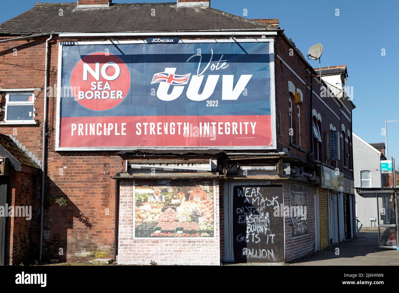 TUV (Traditional Unionist Voice) partito politico elezione pubblicità cartellone con slogan 'No SEA Border' sulla bassa newtownards strada in avvicinamento Foto Stock