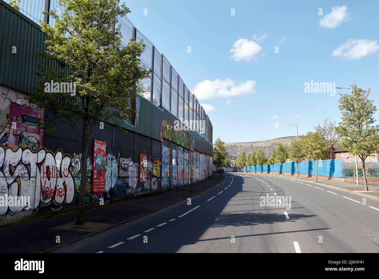 Il muro divisorio della 'Peace Line' tra la Catholic Falls Road Area (dietro il muro) e la Protestant Shankill Road Area, Cupar Way, WestBelfast, N. Foto Stock