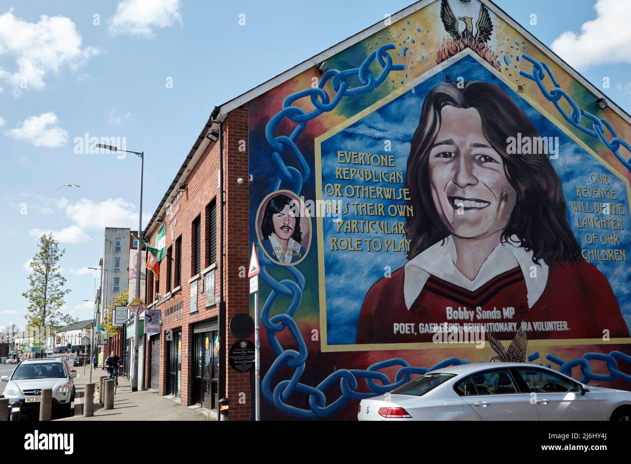 Il murale di Bobby Sands sulle mura dell'ufficio del Sinn Fein, Lower Falls Road, West Belfast, Irlanda del Nord, 20th aprile 2022. Foto Stock