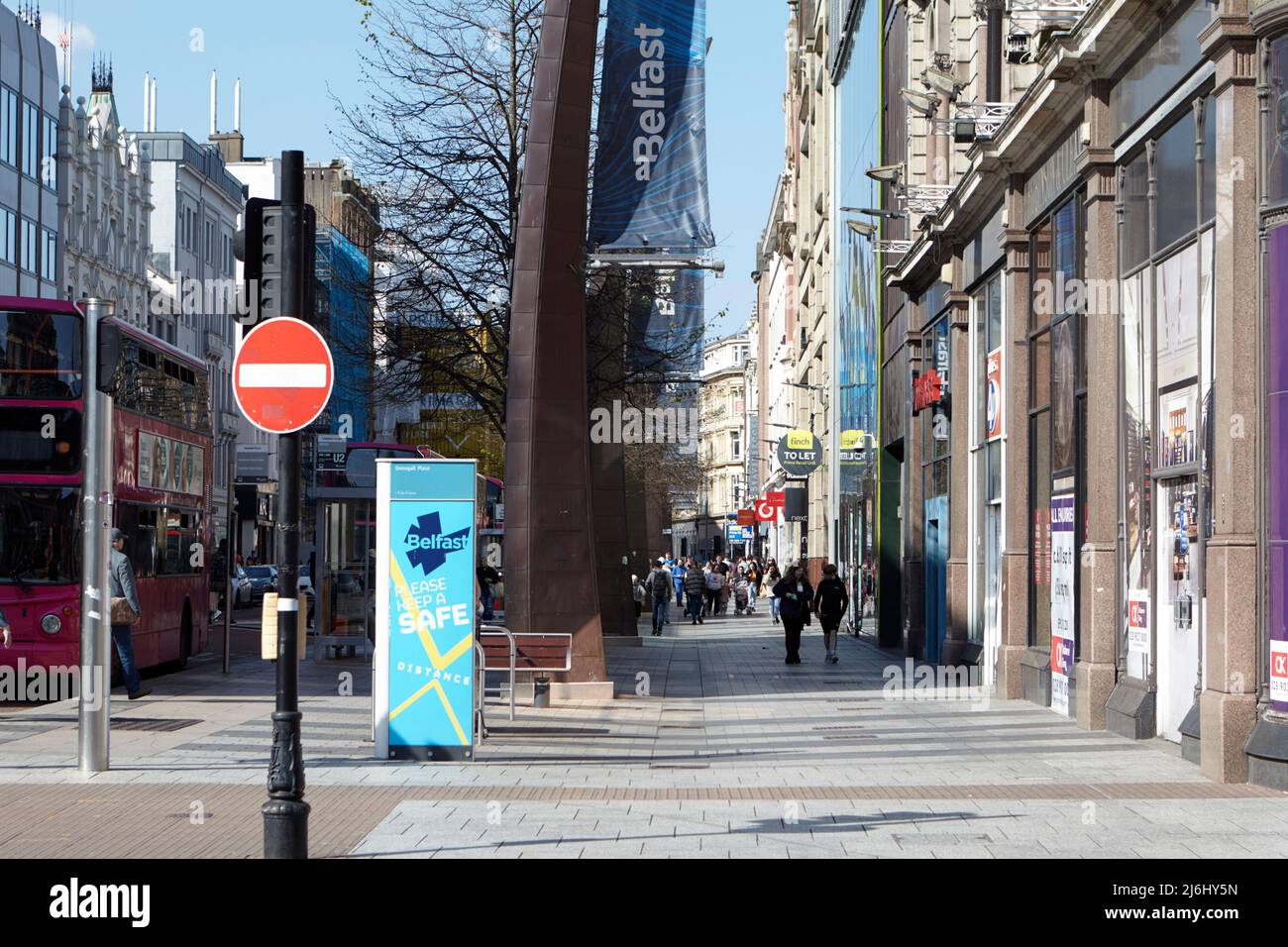 Donegall Place, la strada principale dello shopping nel centro di Belfast, Irlanda del Nord, 20th aprile 2022. Foto Stock