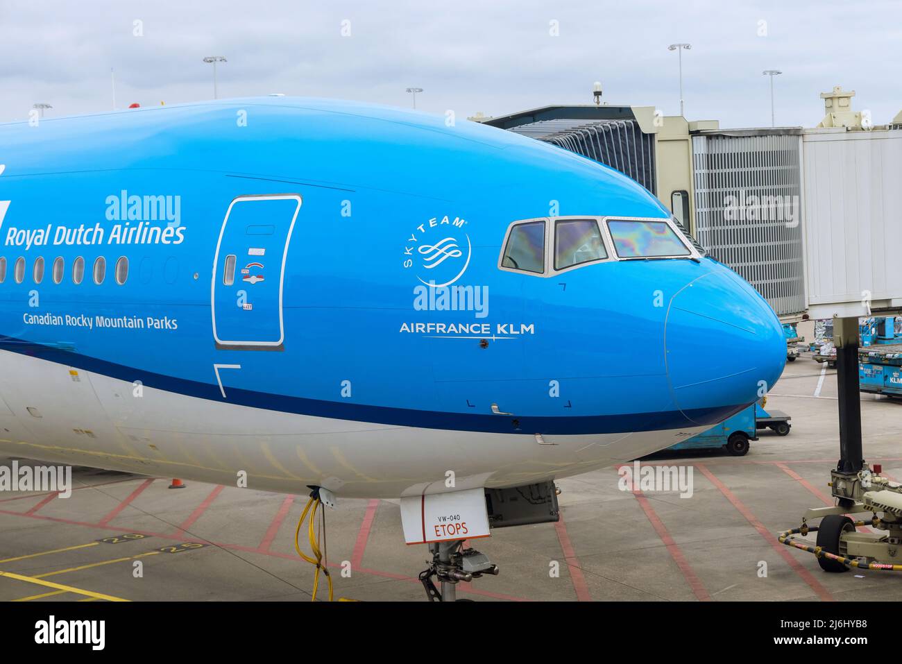 KLM Boeing 787 in vista di un aereo atterrato in un terminal di aerei presso l'aeroporto internazionale Schiphol di Amsterdam, Paesi Bassi Foto Stock
