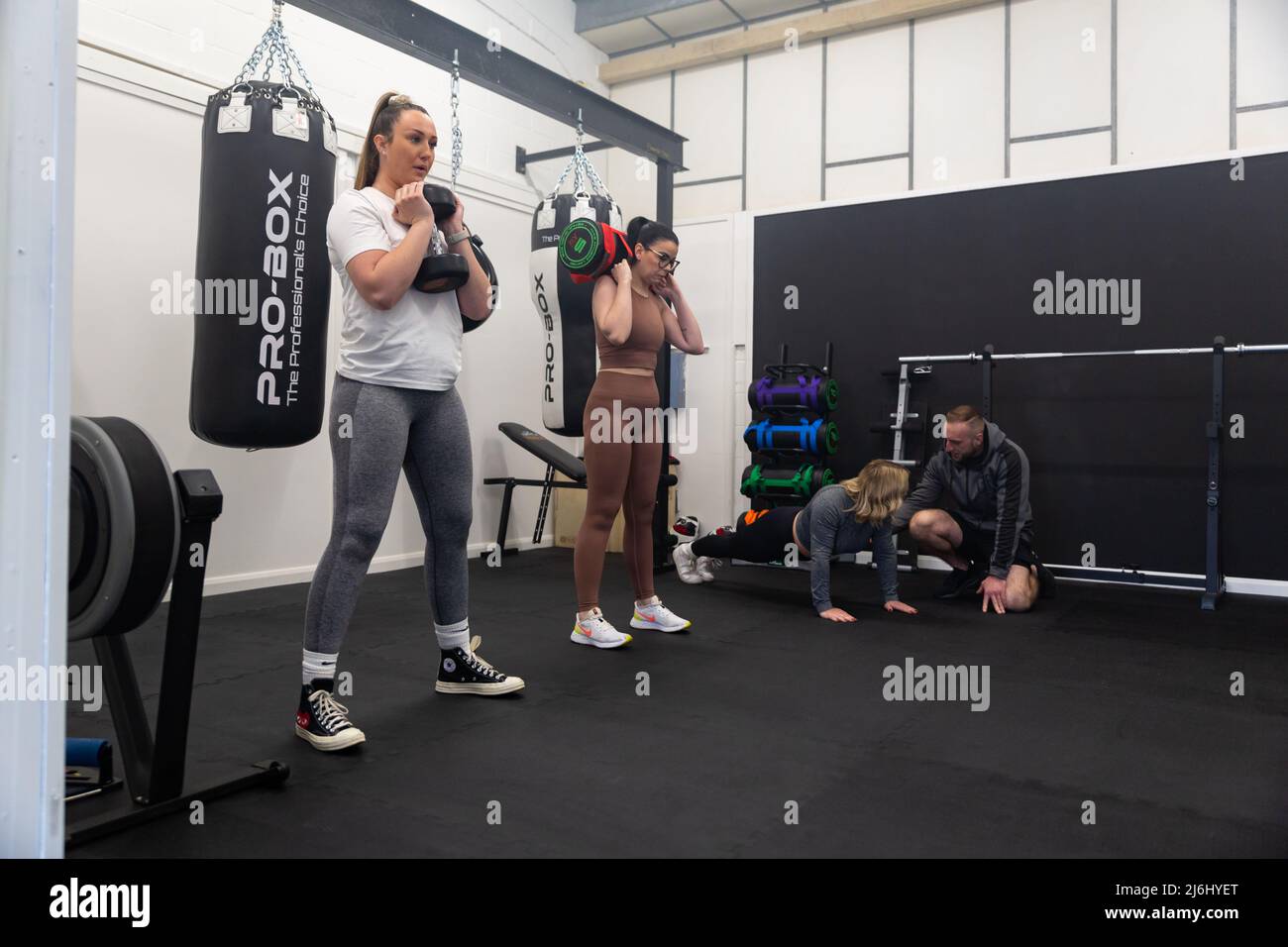 Ipswich Suffolk UK Aprile 03 2022: Un personal trainer che insegna una piccola lezione di fitness femminile. Vita sana, fitness, concetto di rimanere attivi Foto Stock