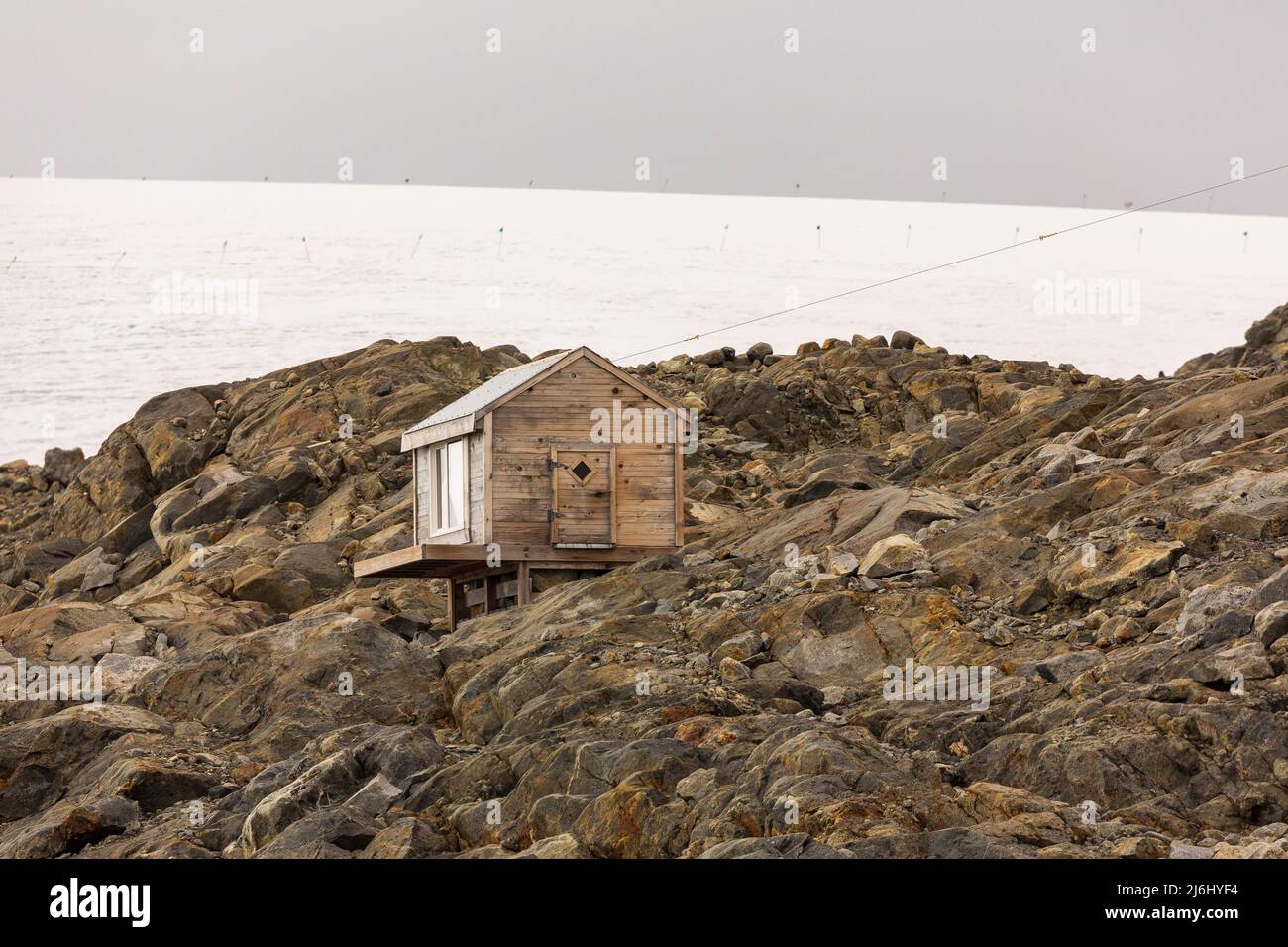 Una capanna solitaria in legno presso la stazione di ricerca di palmer del programma antartico degli Stati Uniti costruita su roccia solida dell'isola di anvers al largo della penisola antartica Foto Stock