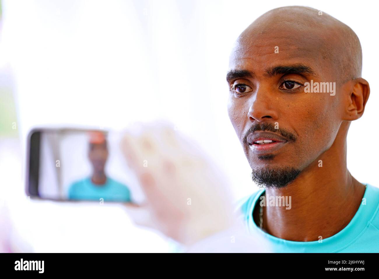 Sir Mo Farah è intervistato dopo aver gareggiare nella gara di Vitality London 10.000. Data foto: Lunedì 2 maggio 2022. Foto Stock